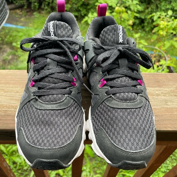 Reebok size 7 women running shoes black and fushia - Picture 6 of 10